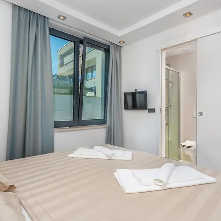 Stunning In With Kitchen Apartment *