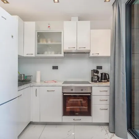 Stunning In With Kitchen Apartment *