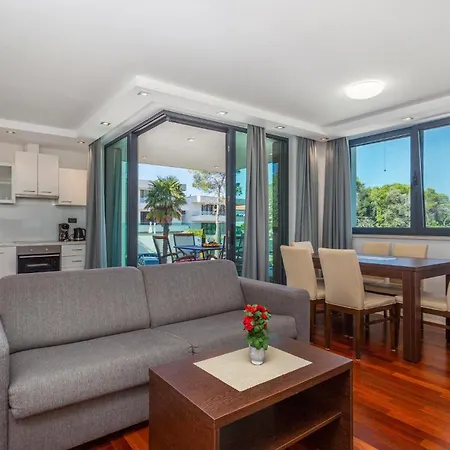 Stunning In With Kitchen * Malinska