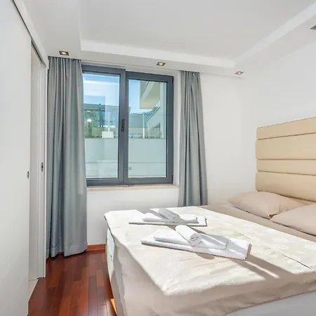 Stunning In With Kitchen Apartment *